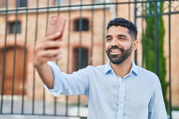 Hispanischer Mann Mit Bart Mit Smartphone Ausdruck Gesicht — Stockfoto