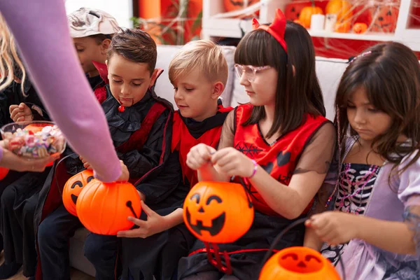 Grupo Niños Con Disfraz Halloween Recibiendo Caramelos Canasta Calabaza Casa —  Fotos de Stock