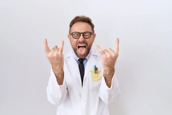 Medelålders Läkare Man Med Skägg Bär Vit Rock Skrika Med — Stockfoto