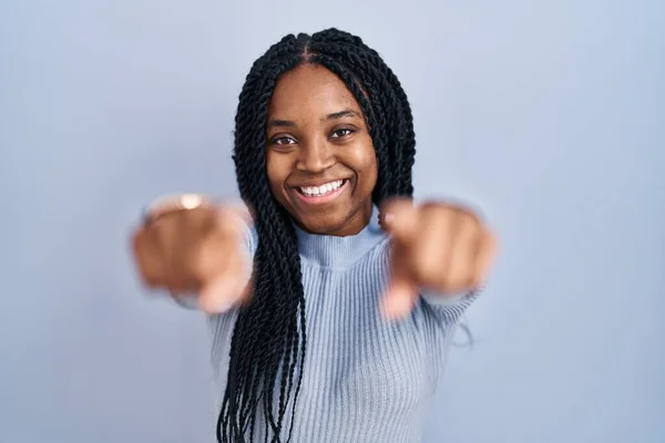 Africano Americano Mulher Sobre Fundo Azul Apontando Para Você Câmera — Fotografia de Stock