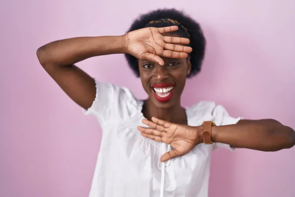 Afrikaanse Vrouw Met Krullend Haar Staan Roze Achtergrond Glimlachend Vrolijk — Stockfoto