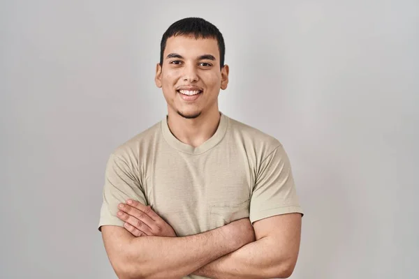 Młody Arabski Mężczyzna Luźnej Koszuli Uśmiechnięty Skrzyżowanymi Ramionami Patrzący Kamerę — Zdjęcie stockowe