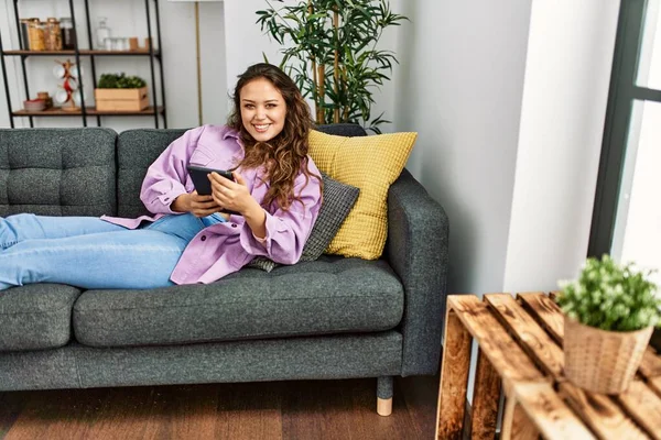 Junge Schöne Hispanische Frau Mit Touchpad Hause Auf Dem Sofa — Stockfoto