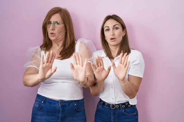 스페인 사람들의 어머니와 티셔츠를 분홍색 손바닥은 두려움 혐오감을 나타내며 거절하고 — 스톡 사진