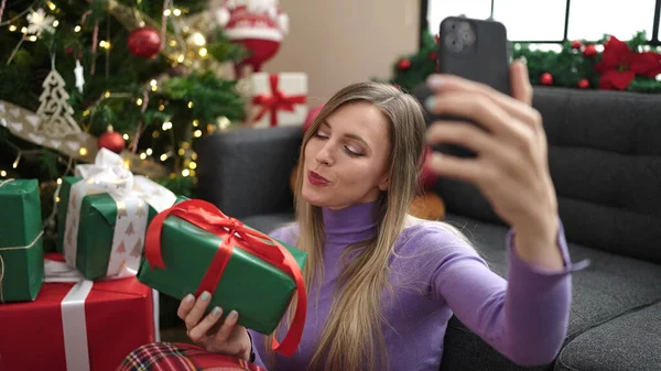 Genç Sarışın Kadın Akıllı Telefonuyla Selfie Çekiyor Evdeki Noel Ağacının — Stok fotoğraf