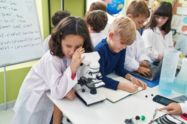 Grupo Niños Estudiantes Que Utilizan Escritura Microscopio Cuaderno Aula Laboratorio — Foto de Stock