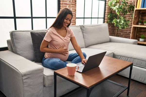 Young Latin Woman Pregnant Using Laptop Drinking Coffee Home — Stock Photo, Image