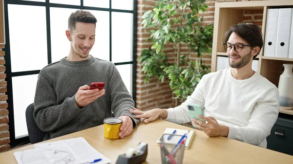 Zwei Männer Geschäftspartner Kaffee Trinken Mit Smartphones Büro — Stockfoto