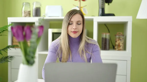Evdeki Masada Dizüstü Bilgisayar Kullanan Genç Sarışın Kadın — Stok fotoğraf