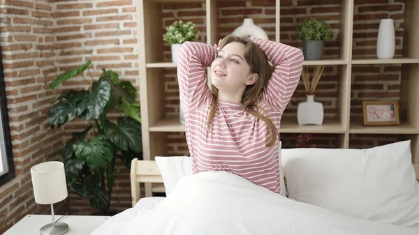 Joven Mujer Rubia Despertando Estirando Los Brazos Dormitorio —  Fotos de Stock