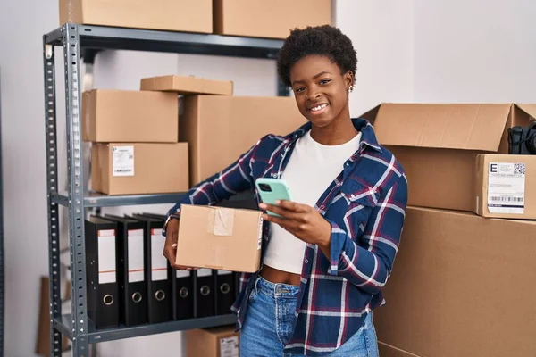 African American Woman Ecommerce Business Worker Using Smartphone Holding Package — Stok fotoğraf