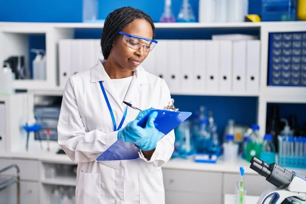 African American Woman Wearing Scientist Uniform Writing Clipboard Laboratory — ストック写真