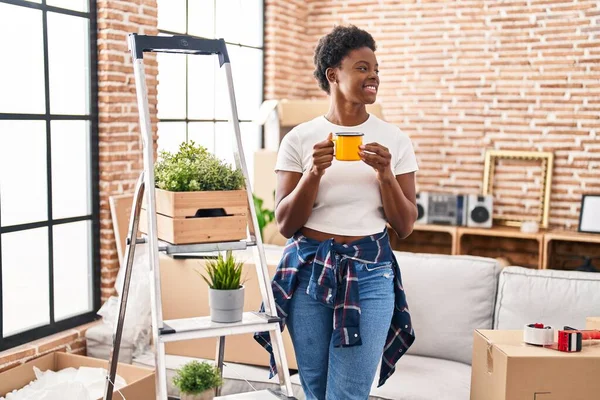 Afro Amerikalı Kadın Gülümsüyor Kendine Güveniyor Yeni Evinde Kahve Içiyor — Stok fotoğraf
