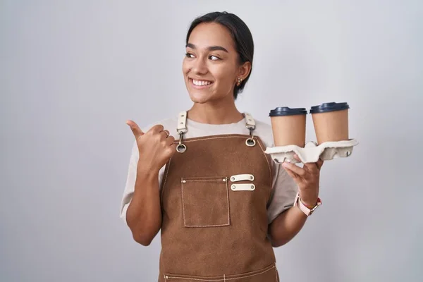 Mujer Hispana Joven Vistiendo Delantal Camarera Profesional Sosteniendo Café Sonriendo —  Fotos de Stock