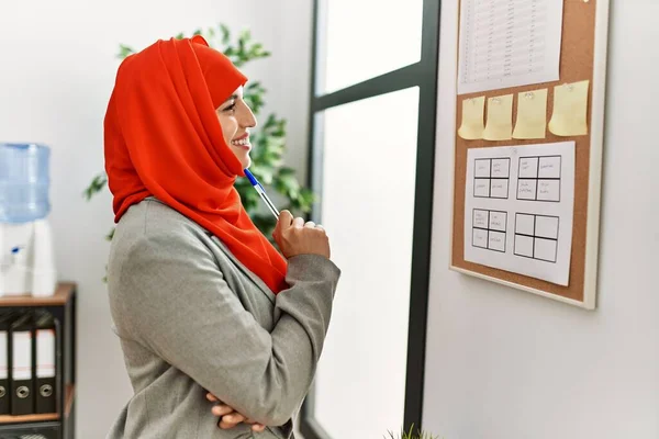 Young Woman Wearing Arabic Scarf Reading Corkboard Office — Stock Photo, Image
