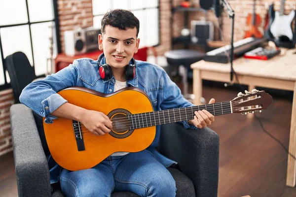 Jovem Não Binário Homem Músico Tocando Guitarra Clássica Estúdio Música — Fotografia de Stock