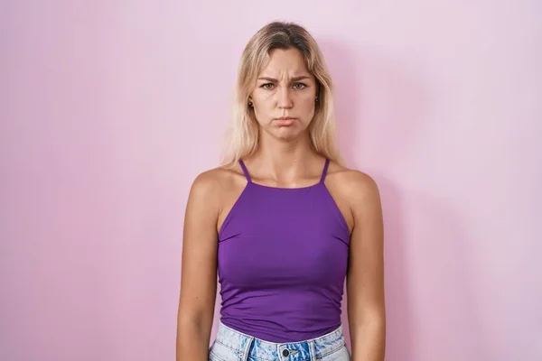Eine Junge Blonde Frau Die Deprimiert Vor Rosa Hintergrund Steht — Stockfoto