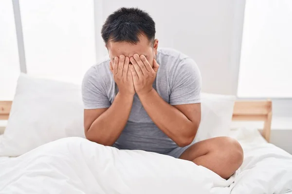Nuori Kiinalainen Mies Stressaantunut Istuu Sängyssä Makuuhuoneessa — kuvapankkivalokuva