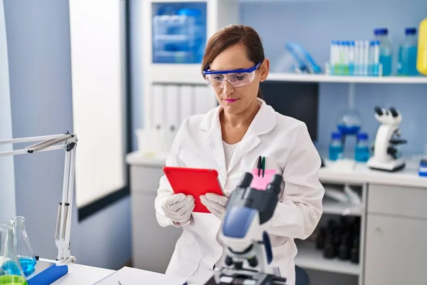 Middle Age Woman Wearing Scientist Uniform Using Touchpad Laboratory — Stock fotografie