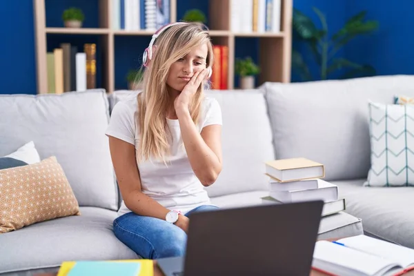 Young Blonde Woman Studying Using Computer Laptop Home Thinking Looking — Stock Photo, Image