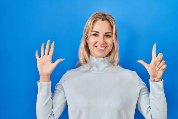 Young Caucasian Woman Standing Blue Background Showing Pointing Fingers Number — Photo