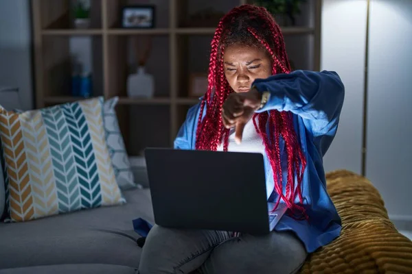 Afroamerikanerin Mit Geflochtenen Haaren Die Nachts Ihren Computer Laptop Benutzt — Stockfoto