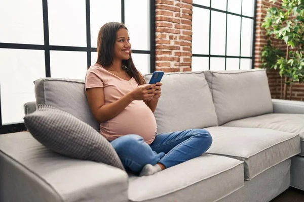 Mujer Latina Joven Embarazada Usando Smartphone Casa —  Fotos de Stock