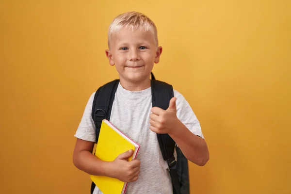 Kleiner Kaukasischer Junge Mit Studentenrucksack Und Buch Der Hand Glücklich — Stockfoto