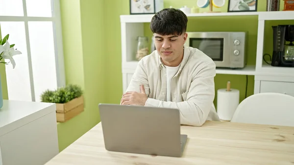 Joven Hispano Usando Laptop Sentado Mesa Comedor — Foto de Stock