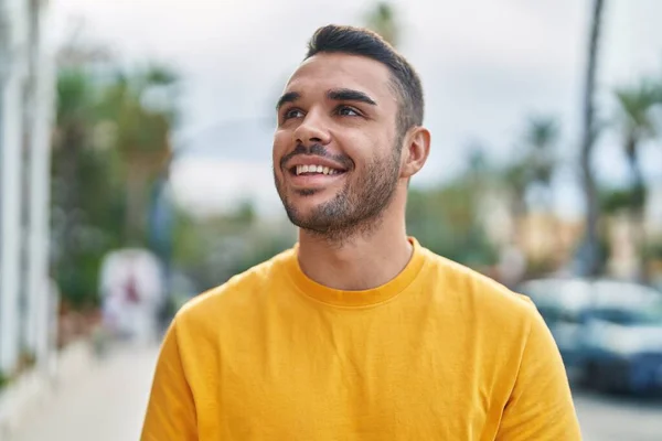 Νεαρός Ισπανός Χαμογελάει Αυτοπεποίθηση Κοιτώντας Τον Ουρανό Στο Δρόμο — Φωτογραφία Αρχείου