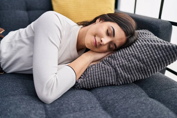 Young Beautiful Hispanic Woman Lying Sofa Sleeping Home — Fotografia de Stock