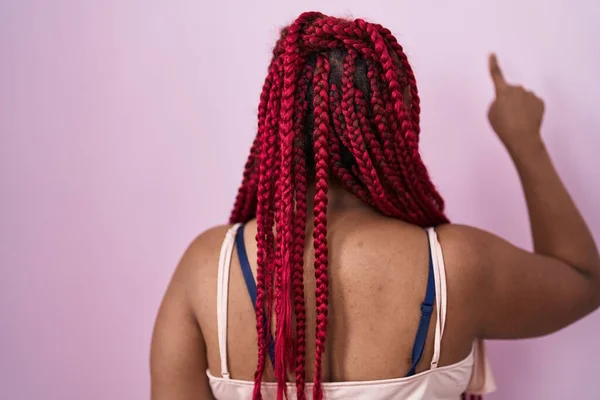 Африканская Американка Плетеными Волосами Стоящая Розовом Фоне Позирует Задом Наперед — стоковое фото