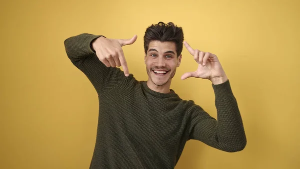 Mladý Hispánec Muž Usměvavý Sebevědomě Dělat Foto Gesto Rukama Přes — Stock fotografie