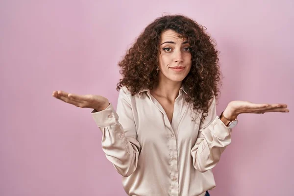 Hispanic Woman Curly Hair Standing Pink Background Clueless Confused Expression — 스톡 사진
