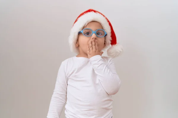 Malý Hispánec Brýlích Vánočním Klobouku Zakrývajícím Ústa Rukou Šokovaný Vystrašený — Stock fotografie