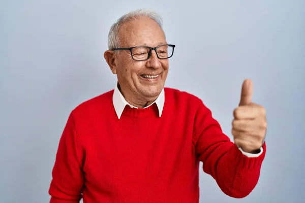 Zole Edilmiş Arka Planda Gri Saçlı Yaşlı Bir Adam Gururlu — Stok fotoğraf