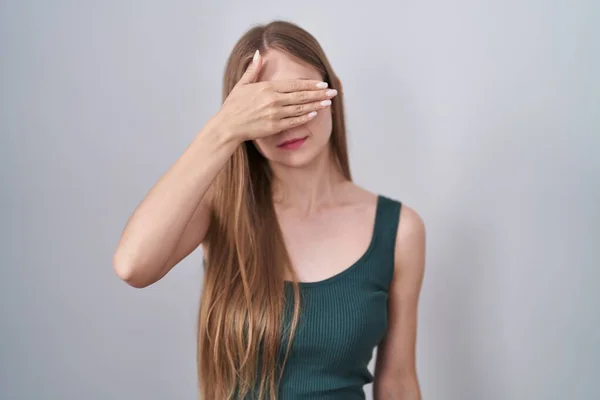 若い白人女性が手で目を覆い 真剣で悲しい顔をして立っている 目立たず隠し拒否の概念 — ストック写真