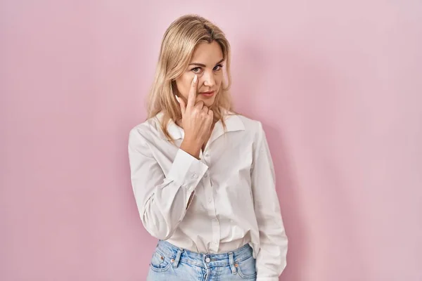 Jonge Blanke Vrouw Draagt Casual Wit Shirt Roze Achtergrond Wijzend — Stockfoto
