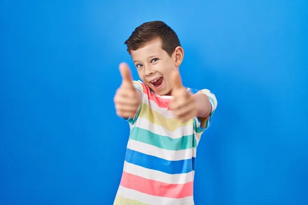 Niño Caucásico Joven Pie Sobre Fondo Azul Señalando Los Dedos — Foto de Stock