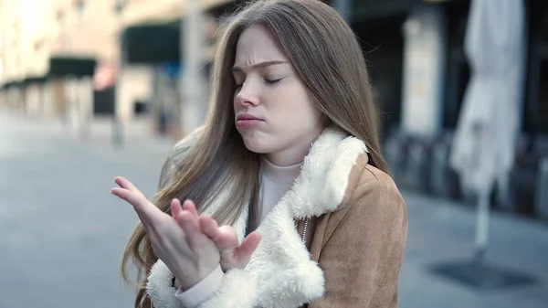 Junge Blonde Frau Reibt Sich Bei Kälte Auf Der Straße — Stockfoto