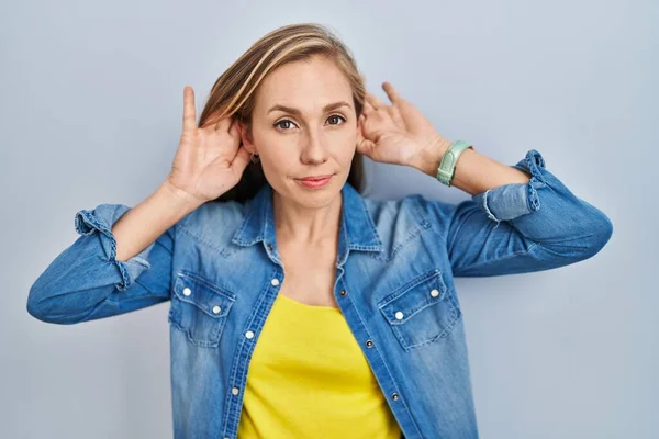 Young Blonde Woman Standing Blue Background Trying Hear Both Hands — Stock Photo, Image