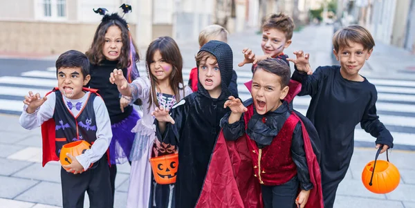 Skupina Dětí Halloweenském Kostýmu Dělá Ulici Strašidelné Gesto — Stock fotografie