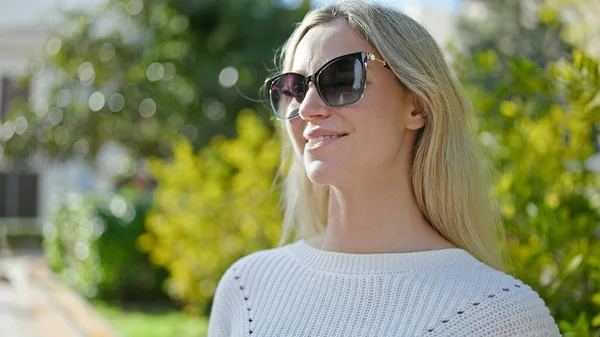 Jovem Loira Sorrindo Confiante Vestindo Óculos Sol Parque — Fotografia de Stock