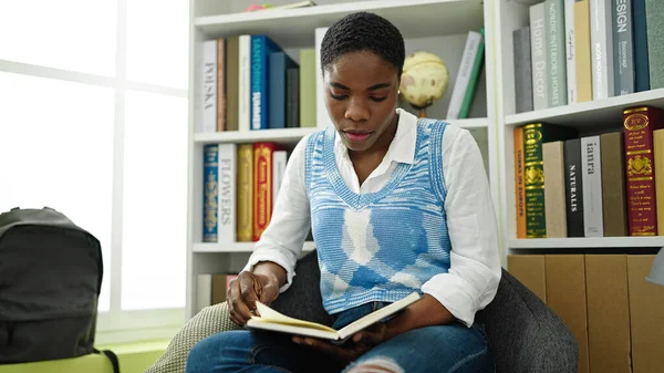 Африканська Американка Читає Книжку Кафедрі Бібліотечному Університеті — стокове фото