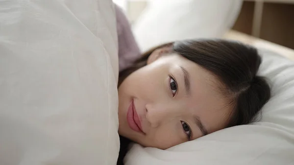 Young Chinese Woman Smiling Confident Lying Bed Bedroom — Stock Fotó