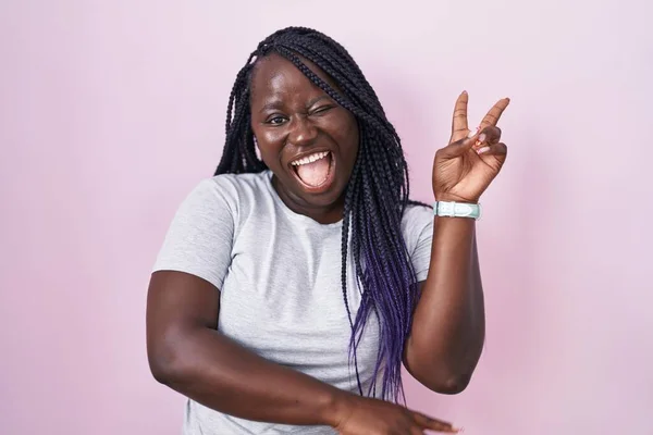 Молодая Африканская Женщина Стоящая Розовом Фоне Улыбаясь Счастливым Лицом Подмигивая — стоковое фото
