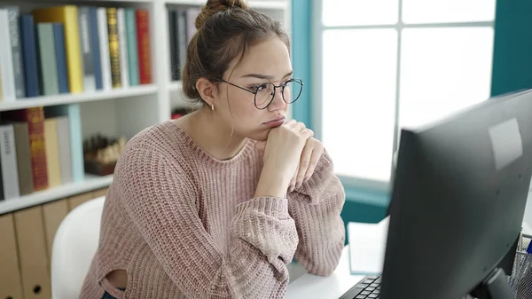 Νεαρή Όμορφη Ισπανίδα Φοιτήτρια Που Χρησιμοποιεί Υπολογιστή Και Σπουδάζει Στο — Φωτογραφία Αρχείου