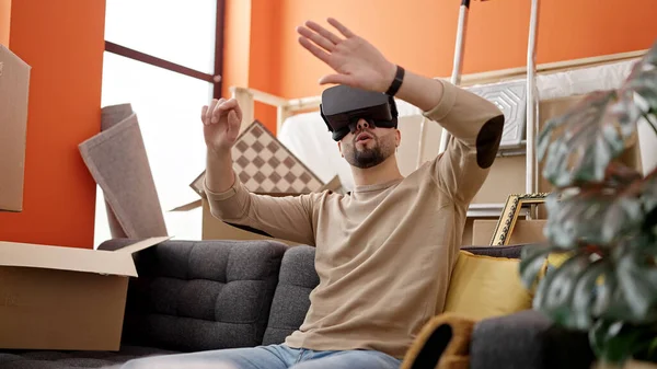Hombre Árabe Joven Sentado Sofá Usando Gafas Realidad Virtual Nuevo —  Fotos de Stock