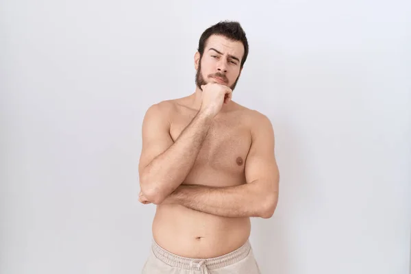 Νεαρός Ισπανόφωνος Στέκεται Γυμνός Πάνω Από Λευκό Φόντο Κοιτάζοντας Αυτοπεποίθηση — Φωτογραφία Αρχείου