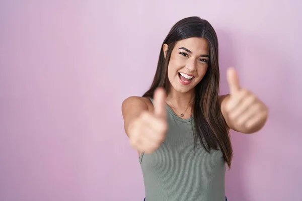 분홍색 손으로 긍정적 행동을 승인하는 아메리카 여성들은 웃으며 성공을 기뻐하고 — 스톡 사진